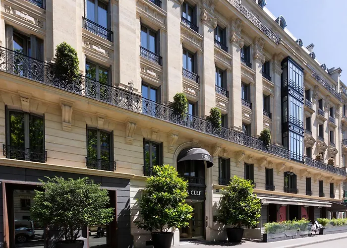 La Clef Tour Eiffel By The Crest Collection